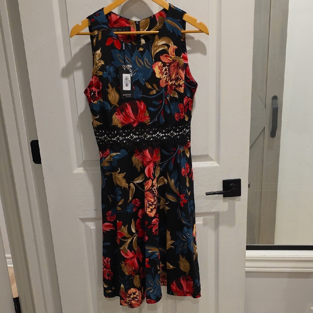 Chic Floral Midi Dress with Lace Detail